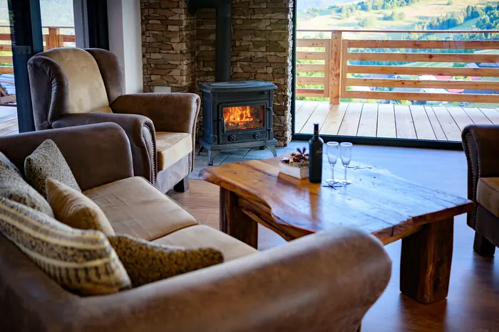 Obývačka s panoramatickým výhľadom — Borové Hideaway
