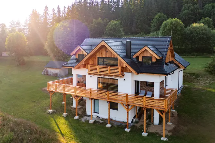 Chalet v podvečernom slnku — Borové Hideaway