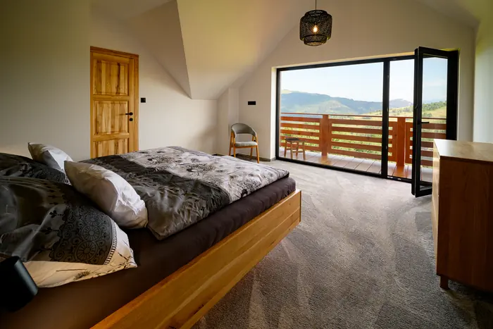 Podkrovná spálňa s balkónom — Borové Hideaway