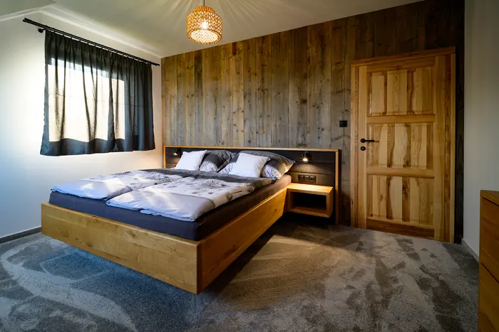 Spálňa so stenou zo starého dreva — Borové Hideaway